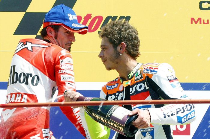 Dua pembalap Italia, Valentino Rossi (kanan) dan Max Biaggi (kiri) pernah terlibat dalam rivalitas sengit di MotoGP