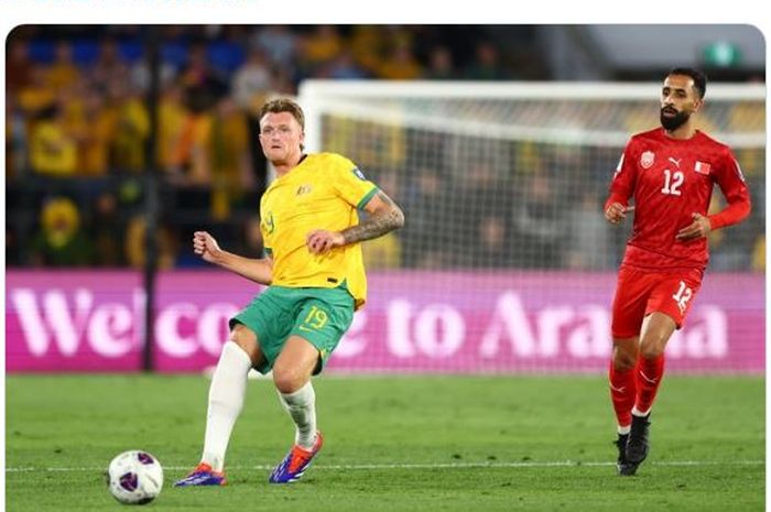 Bek Timnas Australia, Harry Souttar (kiri), dibayangi oleh bomber Bahrain Mahdi Abduljabbar Hasan.