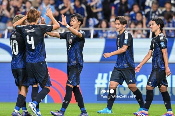 Para pemain Timnas Jepang merayakan gol yang dicetak Kaoru Mitoma ke gawang Timnas China, Kamis (5/9/2024).