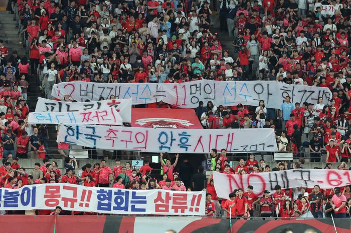 Para penggemar Korea Selatan membentangkan spanduk yang mengkritik Presiden KFA Chung Mong-gyu dan pelatih tim nasional Hong Myung-bo sebelum pertandingan Kualifikasi Piala Dunia 2026 melawan Palestina di Stadion Piala Dunia Seoul pada Kamis (5/9/2024).