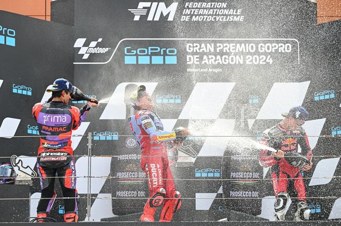 Pembalap Gresini Racing, Marc Marquez, merayakan kemenangannya di atas podium serta Jorge Martin (kiri) dan Pedro Acosta (kanan) setelah balapan MotoGP Aragon di Motorland Aragon, Alcaniz, Spanyol, 1 September 2024.