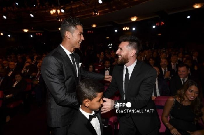 Cristiano Ronaldo (kiri) dan Lionel Messi tidak masuk daftar nomine peraih Ballon d'Or 2024. Untuk pertama kalinya sejak 2003 tak ada nama salah satu dari mereka di daftar kandidat.