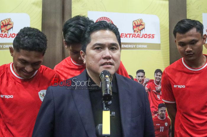 Ketua Umum PSSI, Erick Thohir, sedang memberikan keterangan kepada awak media di Ayana Midplaza, Jakarta, Jumat (6/9/2024).