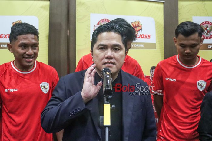 Ketua Umum PSSI, Erick Thohir (kanan), sedang memberikan keterangan kepada awak media di Ayana Midplaza, Jakarta, Jumat (6/9/2024).