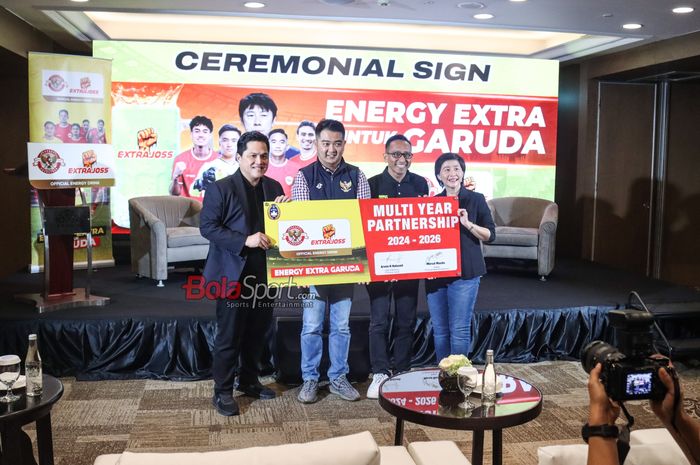 Ketua Umum PSSI, Erick Thohir, serta Mashal Masita selaku Direktur Utama PT GSI sedang berfoto bersama dalam kerja sama dengan perwakilan Extra Joss di Ayana Midplaza, Jakarta, Jumat (6/9/2024).