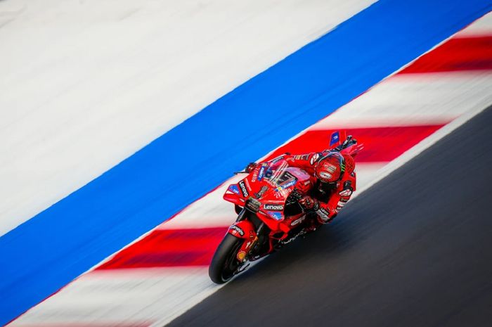 Pembalap Ducati Lenovo, Francesco Bagnaia, saat beraksi pada sesi Practice MotoGP San Marino 2024 di Sirkuit Misano, Italia, pada Jumat (6/9/2024).