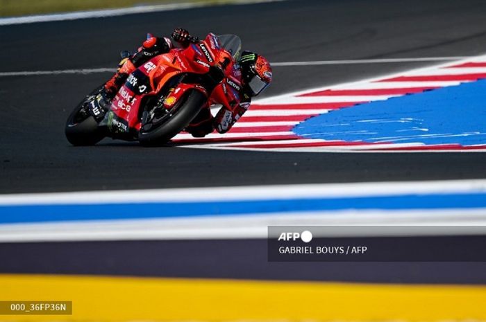 Pembalap Ducati Lenovo, Francesco Bagnaia saat menjalani sesi free practice 1 MotoGP San Marino 2024 di Sirkuit Misano, Italia, pada Jumat (6/9/2024).