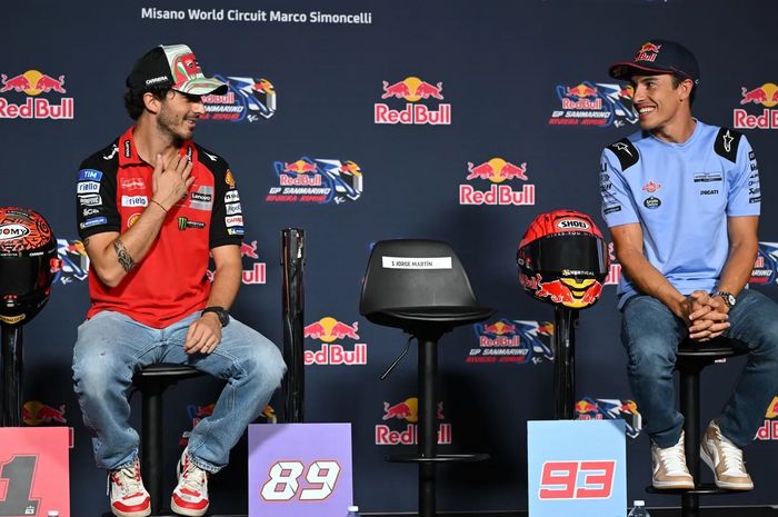 Francesco Bagnaia (kiri) berbicara kepada Marc Marquez jelang konferensi pers pra-event MotoGP San Marino di Sirkuit Misano, Rimini, Italia, 5 September 2024.