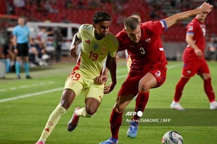 Momen duel antara Lamine Yamal (kiri) dan Strahinja Pavlovic (kanan) pada laga Serbia vs Spanyol di matchday pertama Grup D UEFA Nations League 2024.