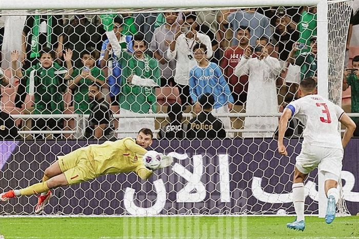 Momen kiper timnas Indonesia Maarten Paes menggagalkan tendangan penalti kapten timnas Arab Saudi, Salem Al Dawsari, pada matchday pertama putaran ketiga Kualifikasi Piala Dunia 2026 di Stadion Kng Abdullah Sports City, Jeddah, Jumat (6/9/2024).