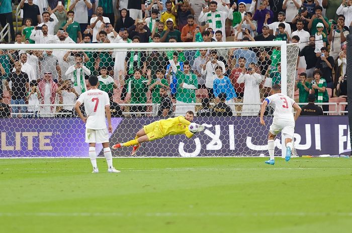 Momen kiper Timnas Indonesia, Maarten Paes, menepis penalti bomber Timnas Arab Saudi, Salem Aldawsari.