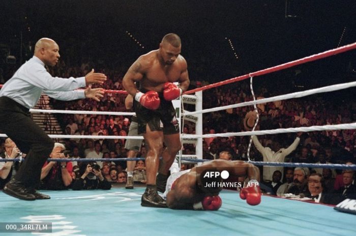 Mike Tyson meng-KO Bruce Seldon di ronde pertama untuk menyatukan sabuk juara tinju kelas berat WBA dan WBC pada 7 September 1996 di Las Vegas.