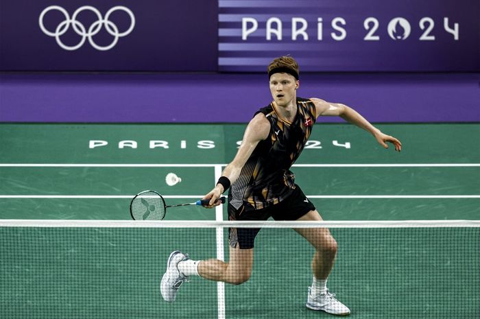 Pebulu tangkis tunggal putra Denmark, Anders Antonsen, pada babak perempat final Olimpiade Paris 2024 di Porte de la Chapelle Arena, 2 Agustus.