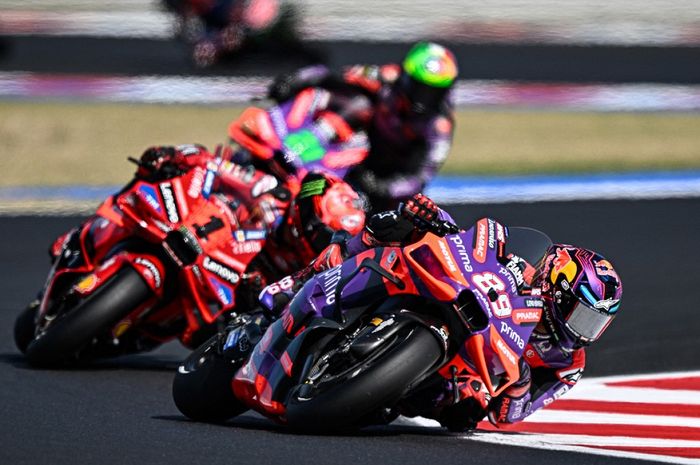 Pembalap Prima Pramac Jorge Martin memimpin balapan di depan Francesco Bagnaia (Ducati Lenovo) dan Franco Morbidelli (Prima Pramac) dalam sprint MotoGP San Marino di Sirkuit Misano, Rimini, Italia, 7 September 2024.