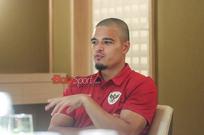 Pemain timnas Indonesia dan FC Dender, Ragnar Oratmangoen, saat wawancara eksklusif bersama BolaSport.com dan Kompas.com di Kawasan Senayan, Jakarta, Sabtu (9/7/2024).