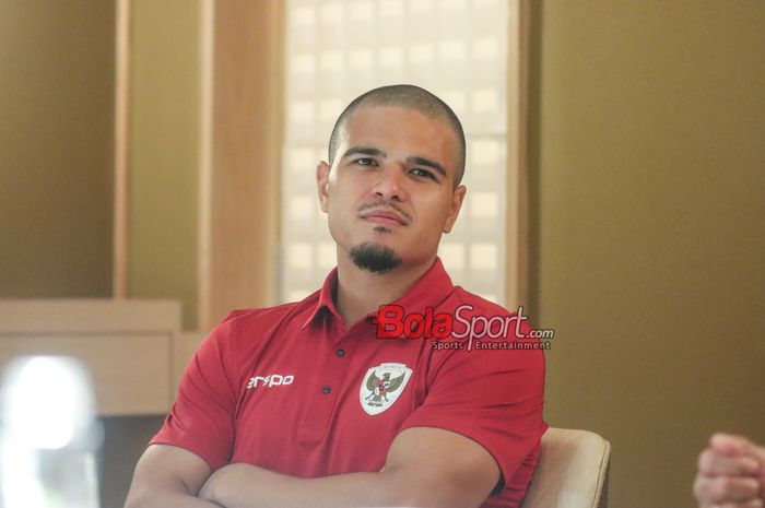 Pemain timnas Indonesia dan FC Dender, Ragnar Oratmangoen, saat wawancara eksklusif bersama BolaSport.com dan Kompas.com di Kawasan Senayan, Jakarta, Sabtu (9/7/2024).