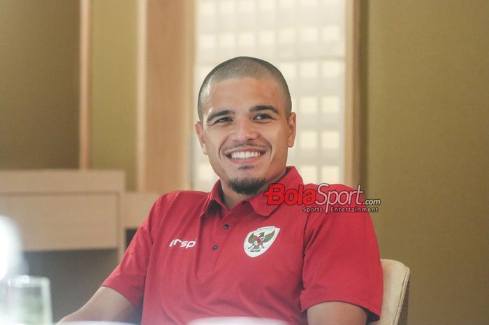 Pemain timnas Indonesia dan FC Dender, Ragnar Oratmangoen, saat wawancara eksklusif bersama BolaSport.com dan Kompas.com di Kawasan Senayan, Jakarta, Sabtu (9/7/2024).