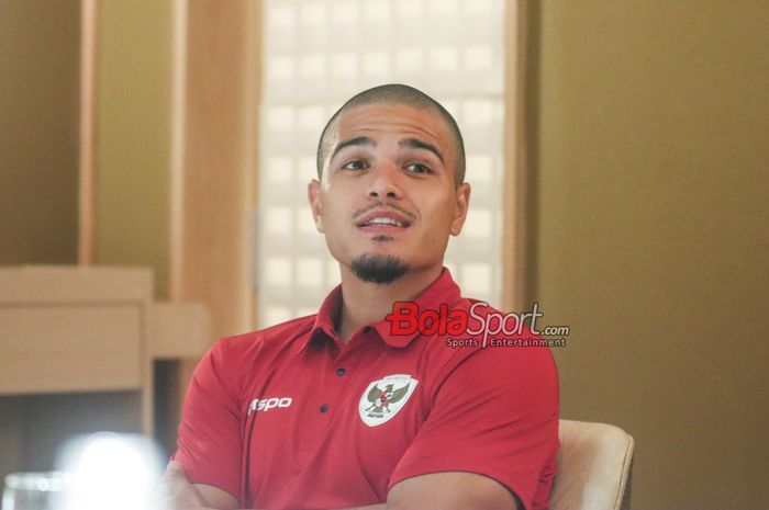 Pemain timnas Indonesia dan FC Dender, Ragnar Oratmangoen, saat wawancara eksklusif bersama BolaSport.com dan Kompas.com di Kawasan Senayan, Jakarta, Sabtu (9/7/2024).