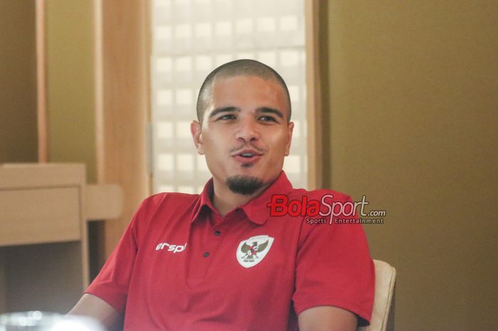 Pemain timnas Indonesia dan FC Dender, Ragnar Oratmangoen, saat wawancara eksklusif bersama BolaSport.com dan Kompas.com di Kawasan Senayan, Jakarta, Sabtu (9/7/2024).