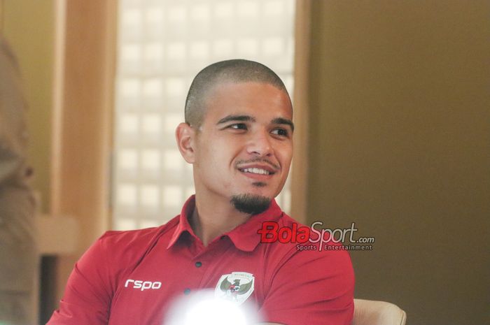 Pemain timnas Indonesia dan FC Dender, Ragnar Oratmangoen, saat wawancara eksklusif bersama BolaSport.com dan Kompas.com di Kawasan Senayan, Jakarta, Sabtu (9/7/2024).