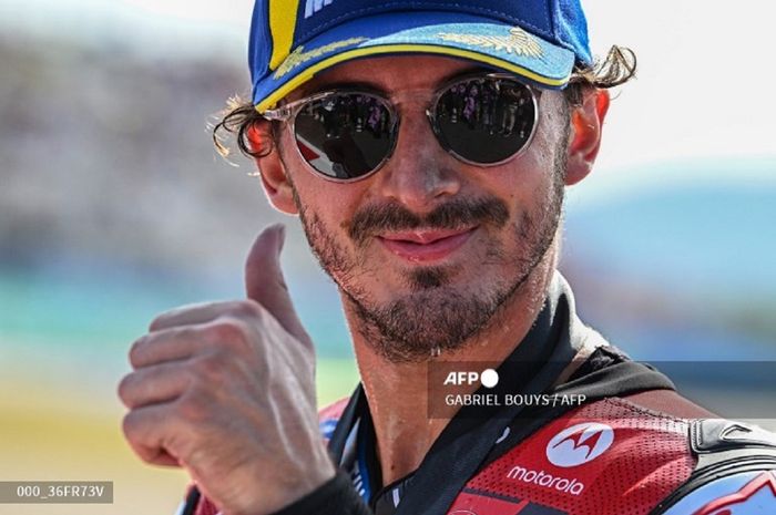 Pembalap Ducati Lenovo, Francesco Bagnaia, berusaha tetap tersenyum setelah raih podium runner-up MotoGP San Marino 2024 di Sirkuit Misano, Italia, Sabtu (7/9/2024).