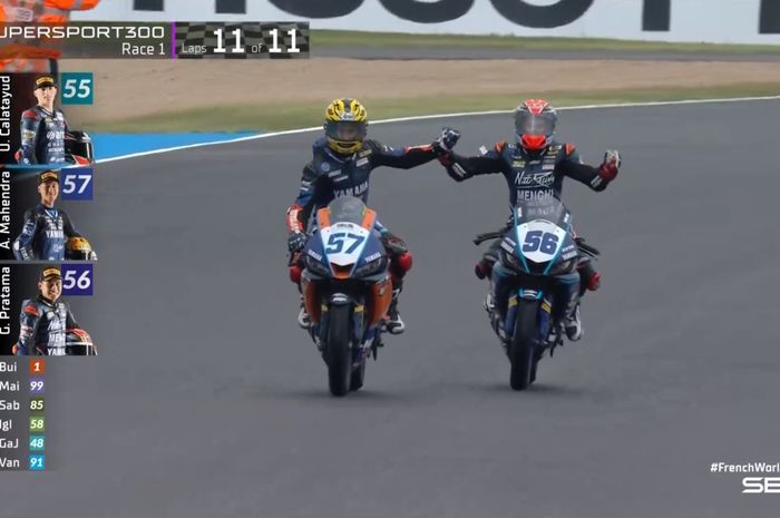 Aldi Satya Mahendra dan Galang Hendra Pratama merayakan hasil podium dalam balapan kesatu WSSP 300 di Sirkuit Magny-Cours, Prancis, 7 September 2024. 