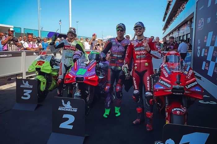 (Ki-ka) Marco Bezzecchi, Franco Morbidelli, dan Francesco Bagnaia berpose setelah merebut posisi tiga besar dalam kualifikasi MotoGP San Marino. Ketiganya merupakan pembalap akademi besutan Valentino Rossi.