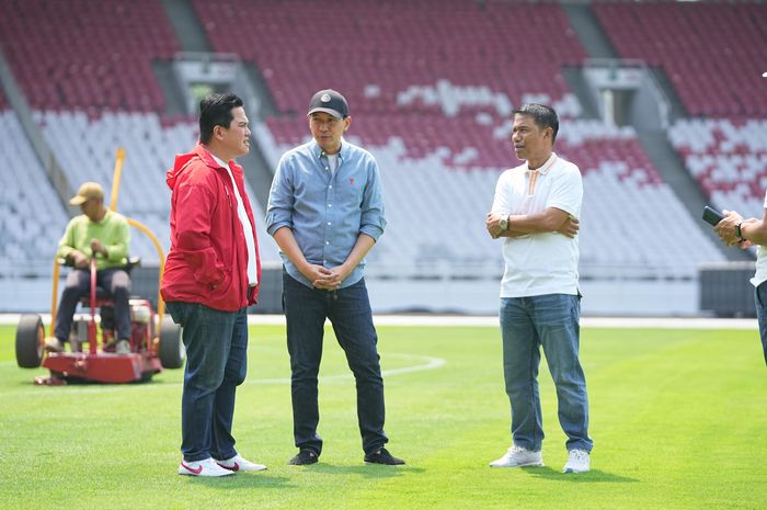 Ketua Umum PSSI Erick Thohir (kiri), Direktur Utama Pusat Pengelolaan Kompleks Gelora Bung Karno (PPKGBK) Rahmadi Arif Kusumo (tengah), dan Sekjen PSSI Yunus Nusi (kanan) saat memantau kondisi Stadion Utama Gelora Bung Karno (SUGBK), Senayan, Jakarta, Sabtu (7/9/2024).