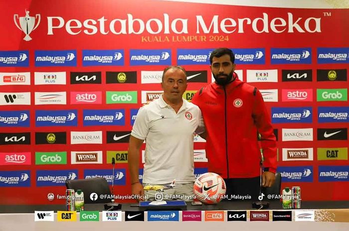 Pelatih Timnas Lebanon, Miodrag Radulovic, berfoto dengan pemainnya dalam jumpa pers menjelang laga melawan Timnas Malaysia.