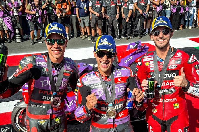 (Ki-ka) Franco Morbidelli, Jorge Martin, dan Francesco Bagnaia merayakan hasil podium setelah sprint MotoGP San Marino di Sirkuit Misano, Rimini, Italia, 7 September 2024.