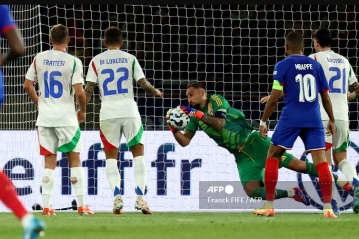 Kiper timnas Italia, Gianluigi Donnarumma, mengaku belum kelar pakai sarung tangan ketika gawangnya bobol hanya 13 detik setelah kick-off melawan timnas Prancis pada duel UEFA Nations League di Paris (6/9/2024).