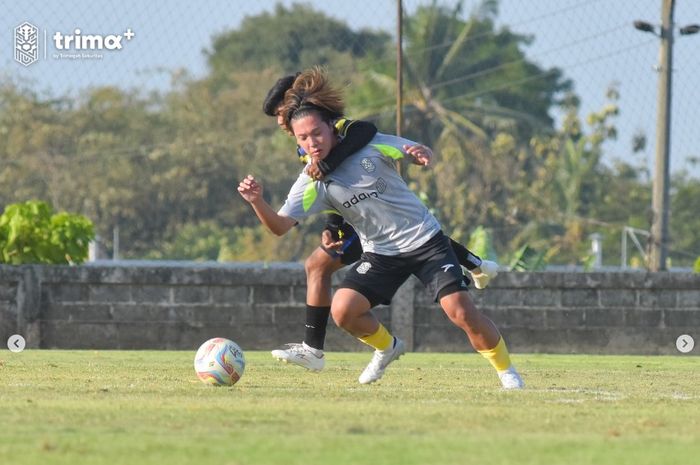 Gelandang milik Nusantara United FC, yakni Shunta Nakamura (depan), tengah berebut bola dengan lawannya.