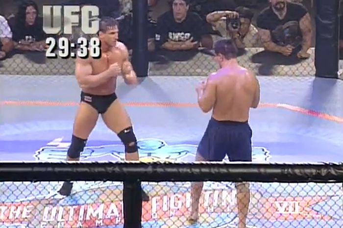 Pertarungan Ken Shamrock (kiri) kontra Oleg Taktarov di UFC 7 pada 8 September 1995 di New York berlangsung sampai lebih dari 30 menit.