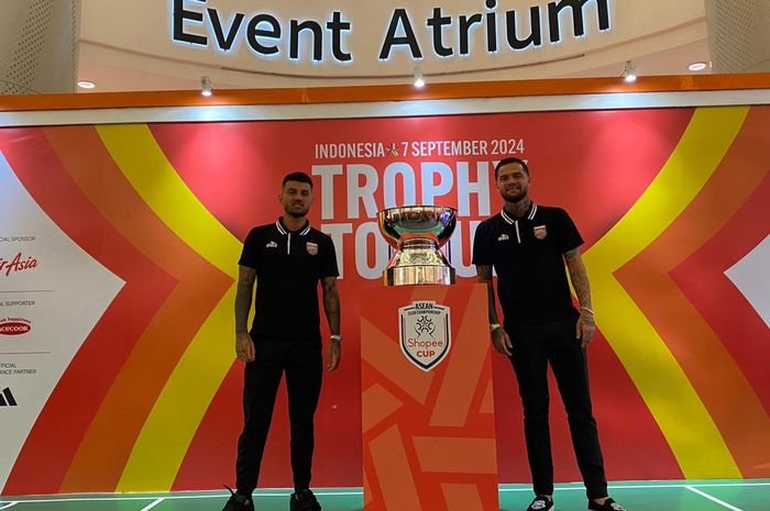 Dua pemain Borneo FC Diego Michiels dan Stefano Lilipaly menghadiri trofi tour ASEAN Club Championship 2024 di Jakarta