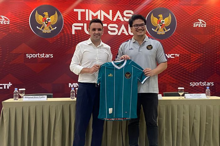 Sekjen FFI, Michael Victor Sianipar, bersama dengan pelatih timnas futsal Indonesia, Hector Souto 