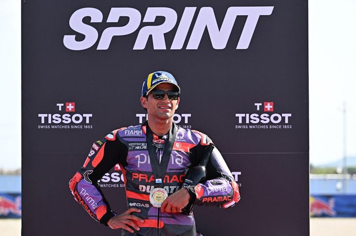 Pembalap Pramac, Jorge Martin, di podium sebagai juara sprint race MotoGP San Marino 2024 di Sirkuit Misano, Sabtu (7/9/2024).