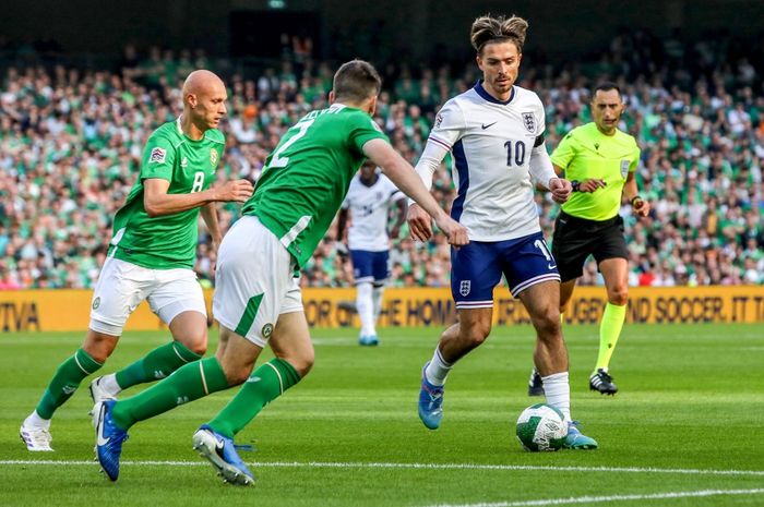 Momen Jack Grealish (kanan) mencoba melewati adangan dua pemain Irlandia pada laga di Stadion Aviva, Sabtu (7/9/2024) malam WIB.