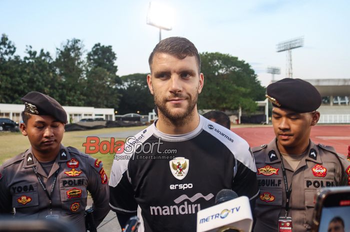 Kiper timnas Indonesia, Maarten Paes, sedang memberikan keterangan kepada awak media di Stadion Madya, Senayan, Jakarta, Minggu (8/9/2024) malam.