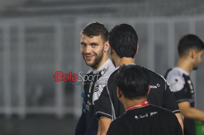 Kiper timnas Indonesia, Maarten Paes (kiri), sempat tersenyum saat mengikuti latihan di Stadion Madya, Senayan, Jakarta, Minggu (8/9/2024) malam.