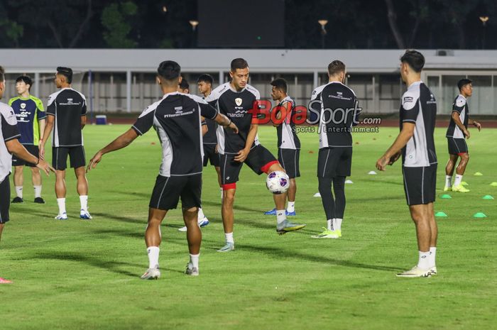 Bek timnas Indonesia, Jay Idzes, sedang mengikuti latihan di Stadion Madya, Senayan, Jakarta, Minggu (8/9/2024) malam.