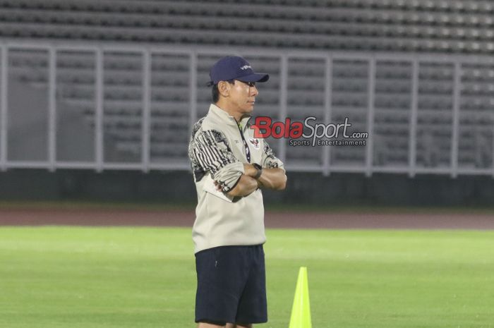 Pelatih timnas Indonesia, Shin Tae-yong, sedang memantau para pemainnya berlatih di Stadion Madya, Senayan, Jakarta, Minggu (8/9/2024) malam.