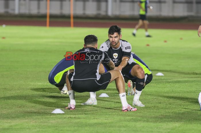 Pemain timnas Indonesia, Sandy Walsh (kanan), menceritakan hal mengejutkan saat pertama kali mendapat tawaran membela skuad Garuda.