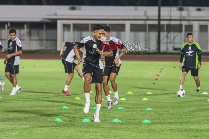 Rizky Ridho sedang berlatih bersama timnas Indonesia di Stadion Madya, Senayan, Jakarta, Minggu (8/9/2024) malam.