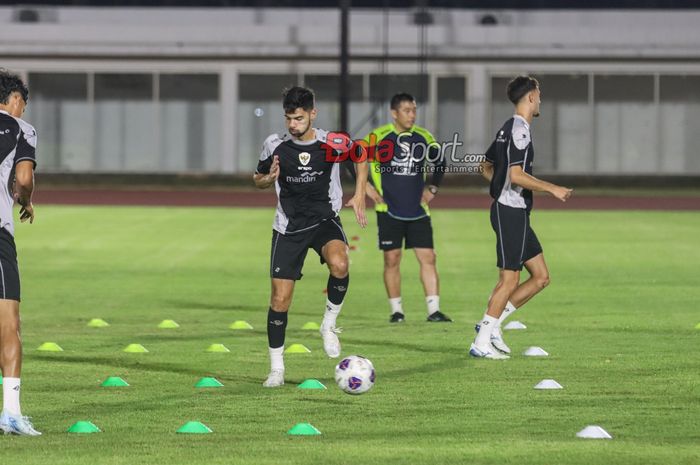 Sandy Walsh sedang menguasai bola dalam latihan timnas Indonesia di Stadion Madya, Senayan, Jakarta, Minggu (8/9/2024) malam.