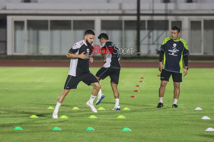 Calvin Verdonk sedang berlatih bersama timnas Indonesia di Stadion Madya, Senayan, Jakarta, Minggu (8/9/2024) malam.