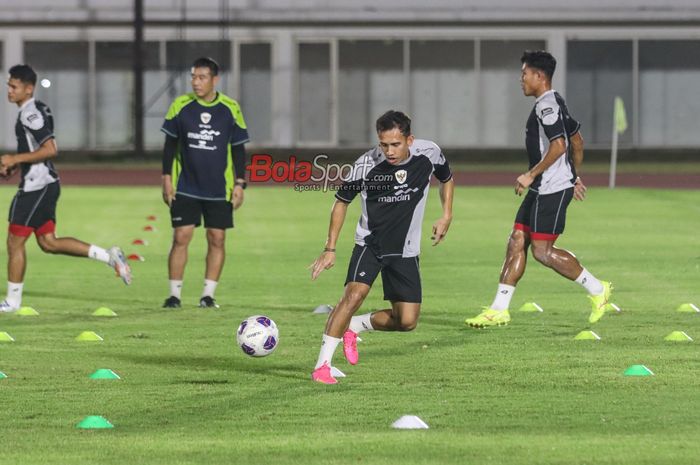 Egy Maulana Vikri sedang berlatih bersama timnas Indonesia di Stadion Madya, Senayan, Jakarta, Minggu (8/9/2024) malam.