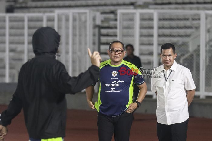 Kepala Badan Tim Nasional sekaligus Anggota Komite Eksekutif PSSI, Sumardji (tengah), sedang memantau latihan timnas Indonesia di Stadion Madya, Senayan, Jakarta, Minggu (8/9/2024) malam. 