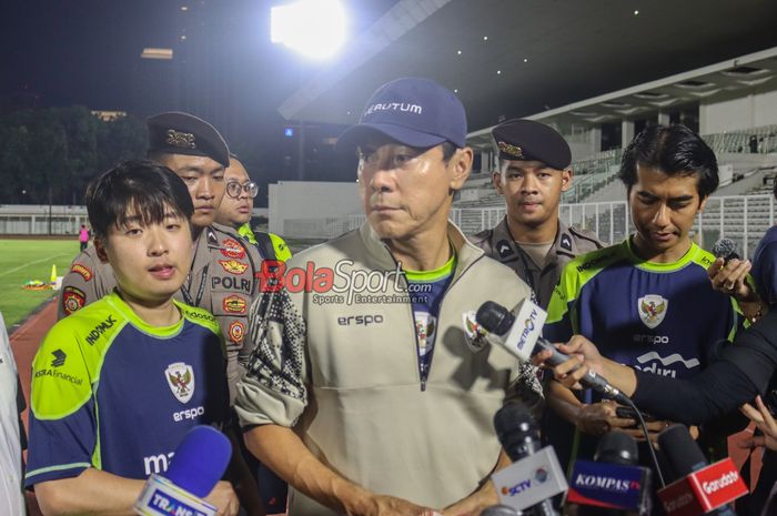 Pelatih timnas Indonesia, Shin Tae-yong, sedang memberikan keterangan kepada awak media di Stadion Madya, Senayan, Jakarta, Minggu (8/9/2024) malam.