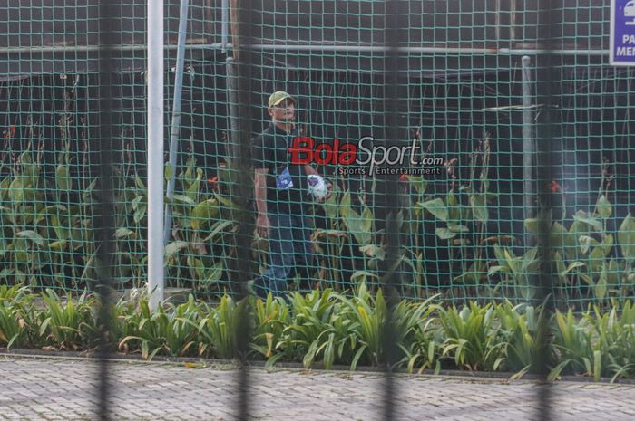 Suasana latihan tertutup timnas Australia dengan penjagaan ketat dan kain hitam di Lapangan A, Senayan, Jakarta, Sabtu (7/9/2024).