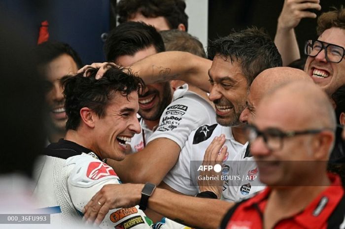 Marc Marquez (Gresini) merayakan kemenangan di parc ferme setelah balapan MotoGP San Marino 2024 di Sirkuit Misano, Italia, Minggu (8/9/2024).